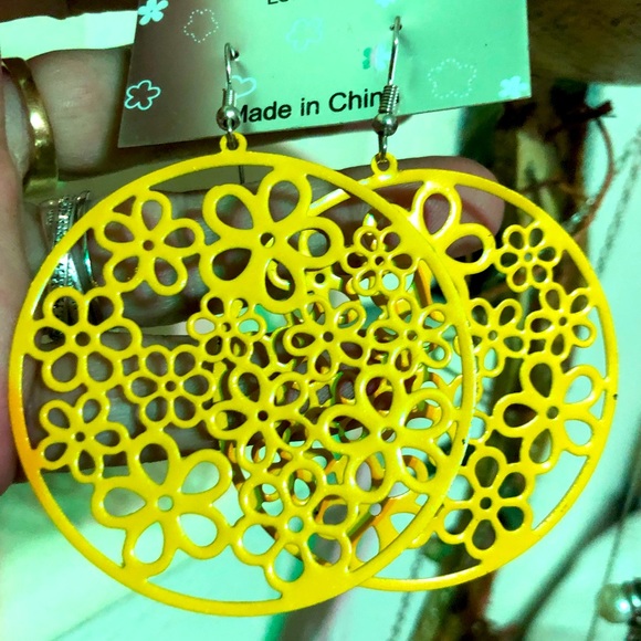 🌼Princess Flower Daisy Earrings with fish Hook Da - Picture 3 of 6